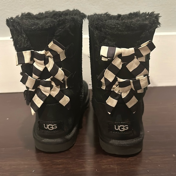 UGG BAILEY BOW II STRIPES BLACK AND WHITE SUEDE SHEEPSKIN SIZE US 3 - Picture 2 of 6